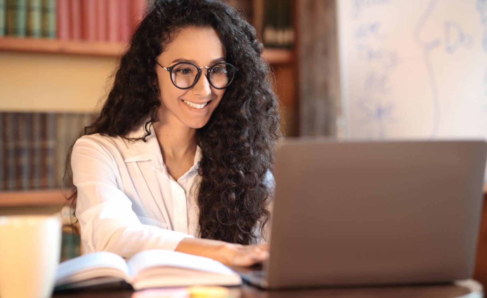 Panel de control de análisis financiero con gráficos